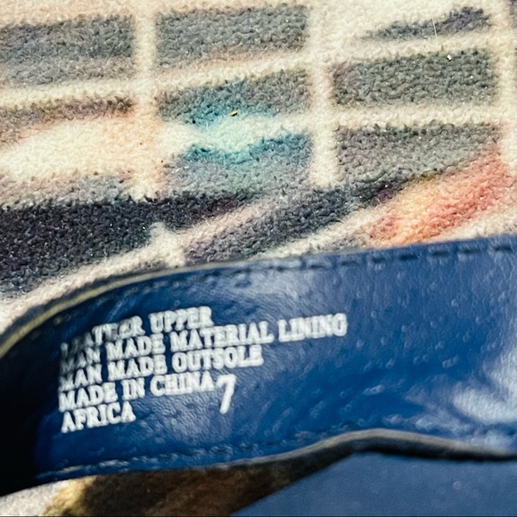 🌼 Cute Yellow Box Blue Rhinestone Flip Flops! - Picture 3 of 12